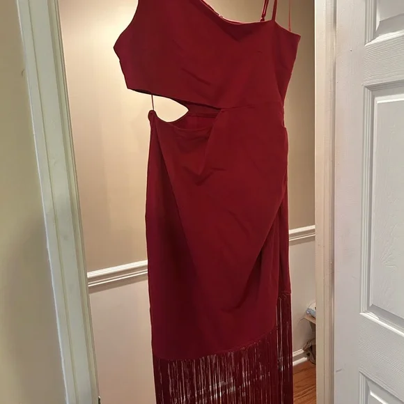 Elegant Red One-Shoulder Dress - Picture 3 of 5